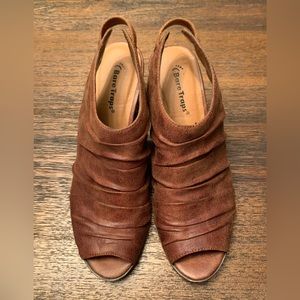 Bare Traps, brown leather, low heels. Super cute!! Size 8